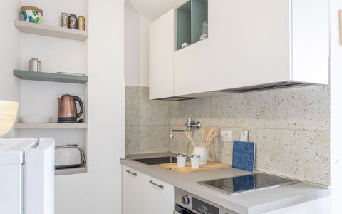 Conero Bluloft: Countertop, Køkken, Køkken Apparat, Indretning, Cabinetry, Større Bandage, Gulvbelægning, Træ, Møbel, Værelse