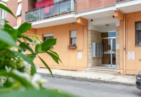 Conero Bluloft: Bygning, Ejendom, Plante, Vindue, Arkitektur, Kvarter, Væg, Hus, Ejendom, Boligområde