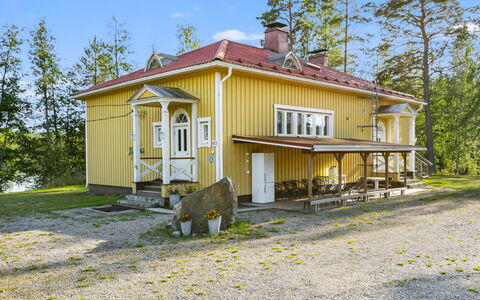 Kaislajärven Huvila: Møbel, Indretning, Gulvbelægning, Etage, Bord, Loft, Køkken & Spisebord, Belysning, Stol, Hjem