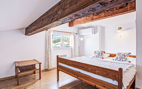 Villa 12 Cassin: Møbel, Bygning, Komfort, Træ, Hus, Vindue, Bed Frame, Indretning, Bord, Skuffe