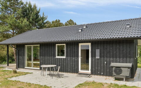 Vojdan - 600M from the Sea: Træ, Tag, Hus, Hjem, Sidespor, Sommerhus, Dør, Garden Bygninger, Skygge, Gård