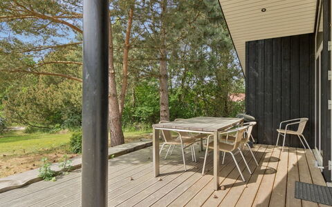 Vojdan - 600M from the Sea: Træ, Trægulve, Gulvbelægning, Dæk, Veranda, Hårdttræ, Planke, Skygge, Stol, Bejdse