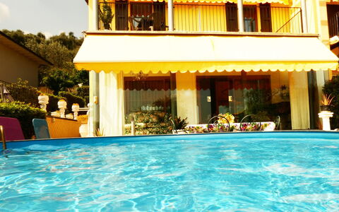 Villa Paradiso: Vand, Ejendom, Svømmepøl, Bygning, Azure, Plante, Vindue, Fritid, Træ, Skygge