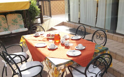 Villa Paradiso: Bord, Møbel, Cykel, Ejendom, Bordservice, Stol, Udendørs Bord, Træ, Udendørs Møbler, Plante
