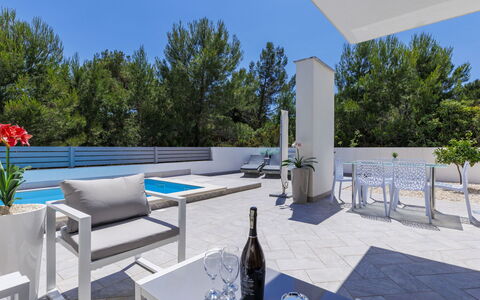 Villa Oli B: Vand, Ejendom, Vindue, Svømmepøl, Bygning, Plante, Azure, Skygge, Træ, Arkitektur