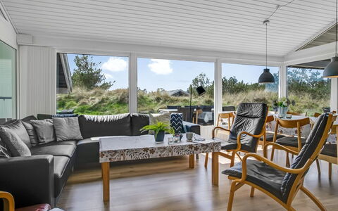 Annlisa - 1Km from the Sea: Træ, Møbel, Gulvbelægning, Indretning, Etage, Hjem, Loft, Stol, Stue, Couch