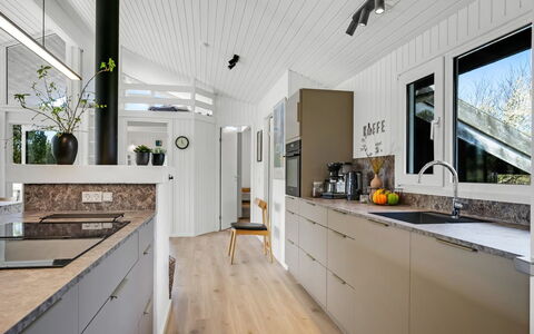 Annlisa - 1Km from the Sea: Køkken, Countertop, Træ, Gulvbelægning, Indretning, Køkken Apparat, Cabinetry, Loft, Større Bandage, Etage