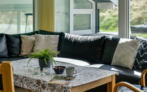 Annlisa - 1Km from the Sea: Møbel, Træ, Indretning, Gulvbelægning, Etage, Bord, Stue, Stol, Couch, Throw Pillow