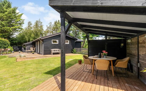 Jenvold - 1.5Km from the Sea: Træ, Tag, Veranda, Hjem, Sommerhus, Dør, Dæk, Skygge, Sidespor, Hårdttræ