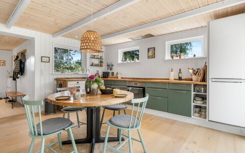 Jenvold - 1.5Km from the Sea: Møbel, Indretning, Køkken, Gulvbelægning, Træ, Countertop, Køkken & Spisebord, Bord, Loft, Stol
