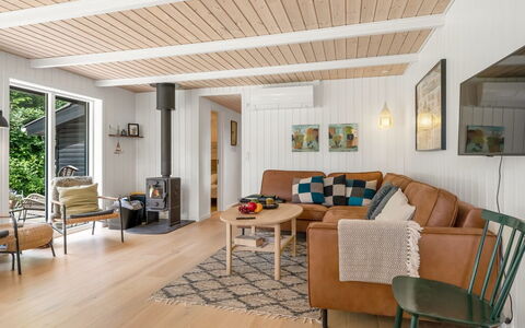 Jenvold - 1.5Km from the Sea: Møbel, Indretning, Gulvbelægning, Væg, Etage, Træ, Loft, Trægulve, Couch, Stue