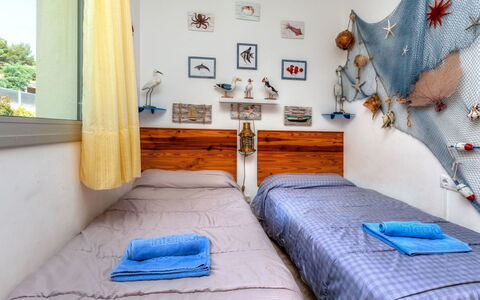 Fane de Baix i: Møbel, Ejendom, Komfort, Blå, Azure, Træ, Textile, Indretning, Seng, Etage