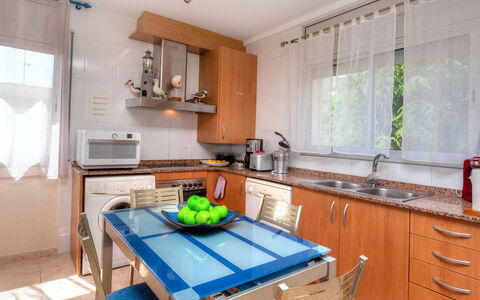 Fane de Baix i: Cabinetry, Møbel, Countertop, Ejendom, Bord, Køkkenvask, Træ, Vindue, Køkken, Håndvask