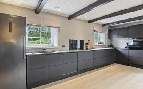 Law - 400M from the Sea: Blå, Busk, Sommerhus, Bunddække, Have, Estate, Skygge, Landscaping, Stuehus, Eco Hotel