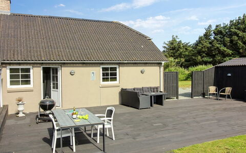 Law - 400M from the Sea: Blå, Busk, Sommerhus, Bunddække, Have, Estate, Skygge, Landscaping, Stuehus, Eco Hotel