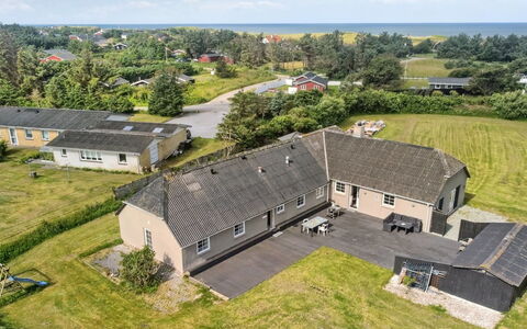 Law - 400M from the Sea: Bygning, Hus, Boligområde, Hjem, Busk, Tag, Sommerhus, Estate, Have