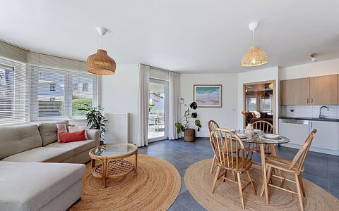 Petite Oasis with Garden: Møbel, Indretning, Gulvbelægning, Træ, Etage, Loft, Trægulve, Stol, Bord, Stue