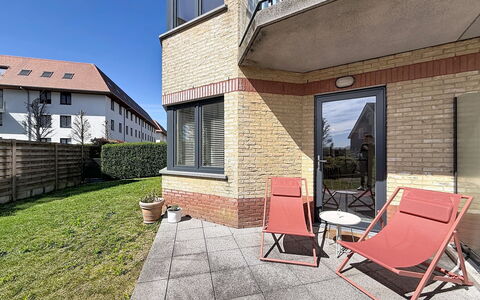 Petite Oasis with Garden: Boligområde, Hjem, Kompositmateriale, Lejlighed, Skygge, Gård, Altan, Indkørsel, Landscaping, Gårdsplads