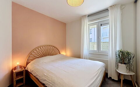 Petite Oasis with Garden: Seng, Soveværelse, Indretning, Møbel, Sengetøj, Sengetøj, Træ, Etage, Gulvbelægning, Loft