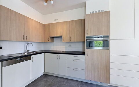 Petite Oasis with Garden: Køkken, Countertop, Køkken Apparat, Cabinetry, Gulvbelægning, Større Bandage, Indretning, Træ, Etage, Skab