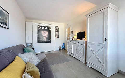 Deauville-Trouville 632: Gulvbelægning, Indretning, Etage, Træ, Møbel, Loft, Værelse, Couch, Stue, Lejlighed