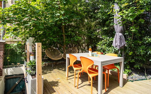 La Trouvillaise: Sky, Himmel, Plante, Bygning, Vindue, Træ, Hus, Urban Design, Sommerhus, Græs
