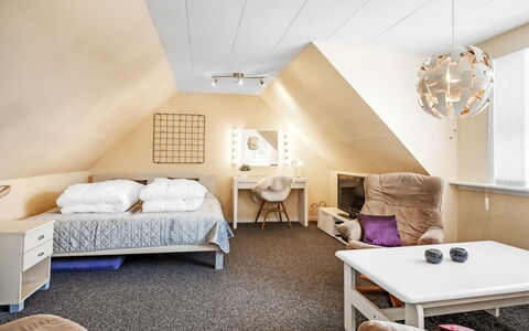 Veronica - 700M from the Sea: Møbel, Indretning, Seng, Soveværelse, Etage, Gulvbelægning, Træ, Værelse, Loft, Sengetøj