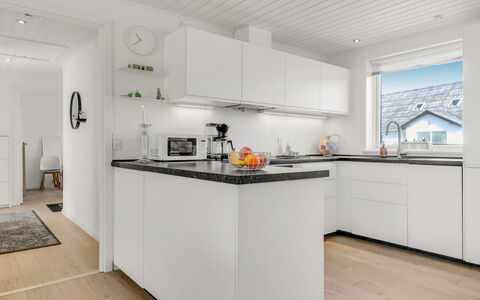 Sulo - 300M from the Sea: Køkken, Countertop, Indretning, Gulvbelægning, Køkken Apparat, Træ, Cabinetry, Etage, Større Bandage, Loft