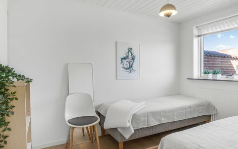 Sulo - 300M from the Sea: Indretning, Væg, Gulvbelægning, Etage, Soveværelse, Loft, Træ, Seng, Møbel, Belysning
