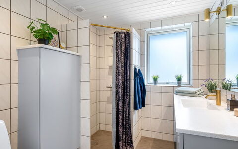 Sulo - 300M from the Sea: Gulvbelægning, Etage, Sanitærarmatur, Flise, Vvs, Badeværelse, Toilet, Håndvask, Badeværelsesskab, Tap