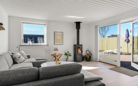Sulo - 300M from the Sea: Gulvbelægning, Indretning, Træ, Etage, Loft, Møbel, Hearth, Belysning, Stue, Hjem
