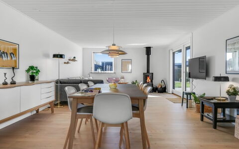Sulo - 300M from the Sea: Møbel, Indretning, Træ, Gulvbelægning, Køkken & Spisebord, Loft, Bord, Etage, Hjem, Spisestue
