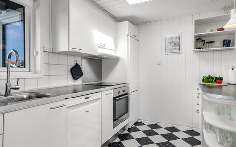 Myrte - 300M from the Sea: Køkken, Gulvbelægning, Større Bandage, Køkken Apparat, Countertop, Etage, Indretning, Cabinetry, Loft, Husholdningsapparat