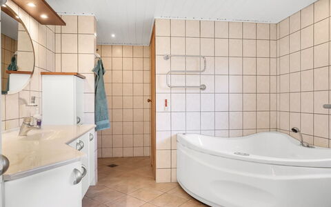 Myrte - 300M from the Sea: Gulvbelægning, Badeværelse, Sanitærarmatur, Indretning, Etage, Badekar, Loft, Tap, Vvs, Håndvask
