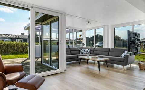 Myrte - 300M from the Sea: Indretning, Gulvbelægning, Træ, Møbel, Couch, Etage, Trægulve, Stue, Loft, Hjem