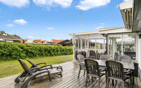 Myrte - 300M from the Sea: Hjem, Tag, Arkitektur, Veranda, Hus, Boligområde, Dør, Dæk, Skygge, Estate