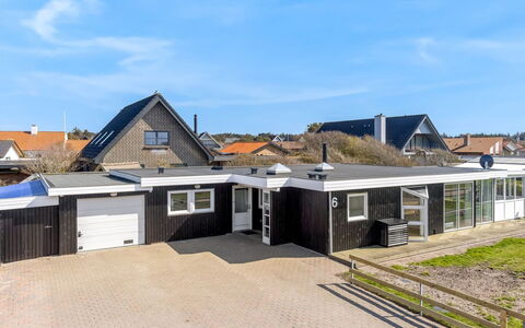 Myrte - 300M from the Sea: Bygning, Boligområde, Tag, Hus, Hjem, Arkitektur, Forstad, Estate, Sommerhus, Indkørsel