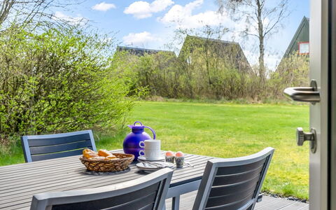 Erly - 18Km to the Fjord: Blå, Busk, Sommerhus, Bunddække, Have, Estate, Skygge, Landscaping, Stuehus, Eco Hotel