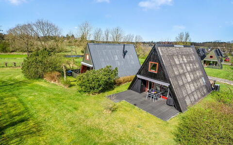 Erly - 18Km to the Fjord: Blå, Busk, Sommerhus, Bunddække, Have, Estate, Skygge, Landscaping, Stuehus, Eco Hotel