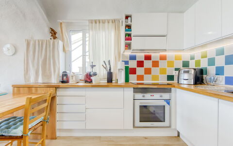 La Torre: Cabinetry, Ejendom, Countertop, Håndvask, Køkkenvask, Møbel, Træ, Komfur, Køkken, Indretning