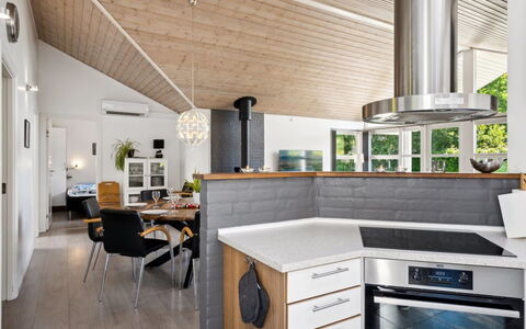 Gunva - 30Km from the Sea: Køkken, Indretning, Møbel, Gulvbelægning, Countertop, Lysarmatur, Træ, Loft, Køkken Apparat, Husholdningsapparat