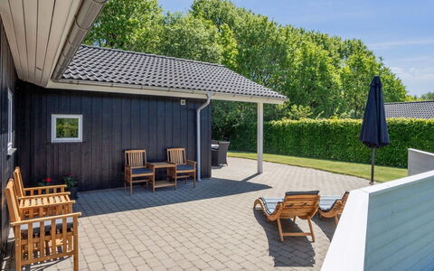 Gunva - 30Km from the Sea: Træ, Hjem, Hus, Tag, Skygge, Kompositmateriale, Udendørs Møbler, Veranda, Sommerhus, Have