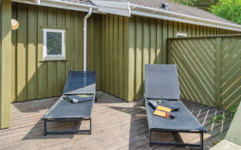 Deni - 800M from the Sea: Træ, Tag, Arkitektur, Hjem, Hus, Sommerhus, Sidespor, Hårdttræ, Hældning, Estate