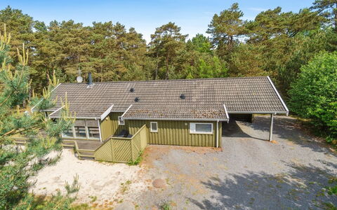 Deni - 800M from the Sea: Træ, Tag, Arkitektur, Hjem, Hus, Sommerhus, Sidespor, Hårdttræ, Hældning, Estate