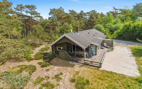 Deni - 800M from the Sea: Træ, Tag, Arkitektur, Hjem, Hus, Sommerhus, Sidespor, Hårdttræ, Hældning, Estate