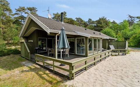 Deni - 800M from the Sea: Træ, Tag, Arkitektur, Hjem, Hus, Sommerhus, Sidespor, Hårdttræ, Hældning, Estate