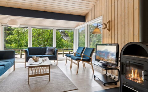 Deni - 800M from the Sea: Træ, Tag, Arkitektur, Hjem, Hus, Sommerhus, Sidespor, Hårdttræ, Hældning, Estate