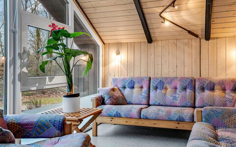 Gabi - 30Km from the Sea: Træ, Møbel, Indretning, Gulvbelægning, Etage, Belysning, Loft, Couch, Hjem, Stue