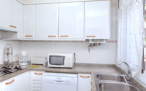 La Chumberita: Cabinetry, Countertop, Køkkenvask, Ejendom, Håndvask, Hvid, Bygning, Køkken, Komfur, Vindue