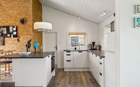 Sölvy - 300M from the Sea: Køkken, Indretning, Træ, Møbel, Countertop, Loft, Gulvbelægning, Køkken Apparat, Lysarmatur, Cabinetry